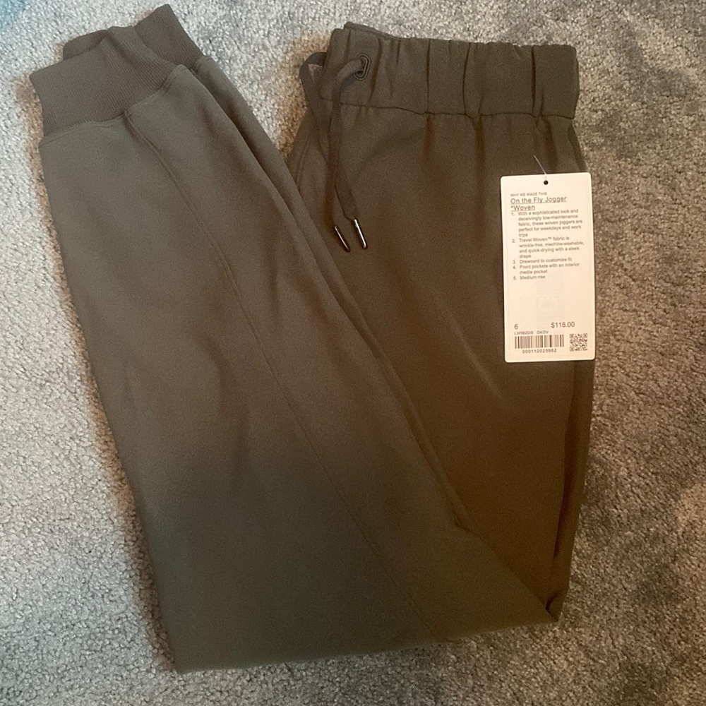 NWT lululemon on the fly joggers